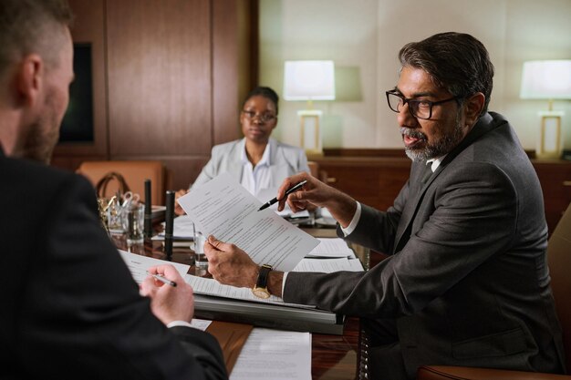 explaining-contract-points-colleague_274679-50623